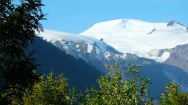 Şili Patagonya 'da kar tepeli dağlar