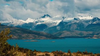 Şili. Şili Patagonya 'da kar tepeli dağlar ve kristal berrak göl