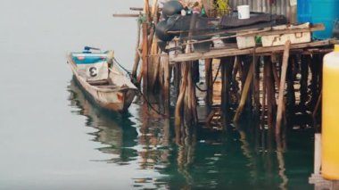 Raja Ampat, Endonezya 'nın Misool bölgesindeki Yellu köyünde geleneksel binalar