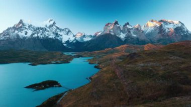 Torres del Paine Ulusal Parkı Gün batımında, Şili