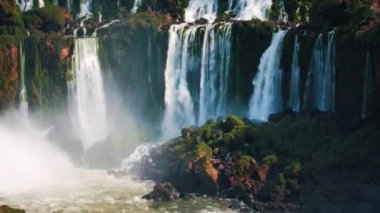 Arjantin tarafından görülen Iguazu şelaleleri