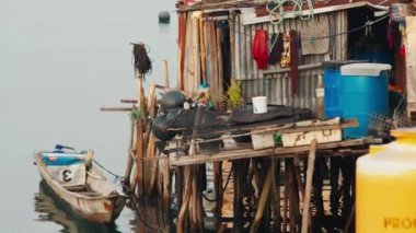 Raja Ampat, Endonezya 'nın Misool bölgesindeki Yellu köyünde geleneksel binalar