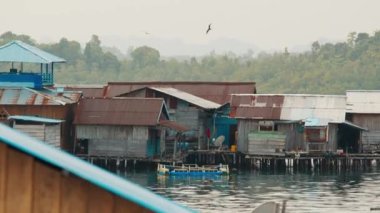 Raja Ampat, Endonezya 'nın Misool bölgesindeki Yellu köyünde geleneksel binalar