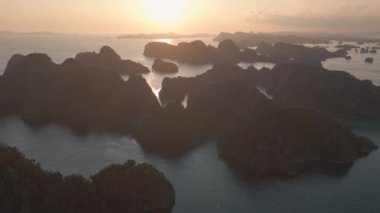 Denizdeki adaların havadan görünüşü. Raja Ampat bölgesi, Misool, Batı Papua, Endonezya