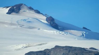 Şili Patagonya 'da kar tepeli dağlar
