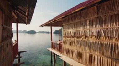 Batı Papua 'da Raja Ampat, Endonezya' daki sazlıklardaki binalar