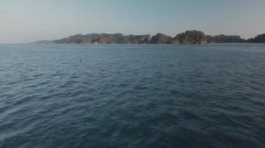 Su yüzeyinden denizdeki adalara doğru uçun. Raja Ampat bölgesi, Misool, Batı Papua, Endonezya