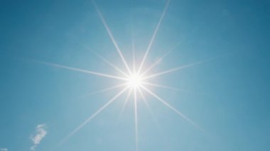Yaz güneşi mavi gökyüzünde parlıyor