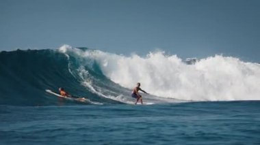 HURAA ADASI, MALDIVES - 20 Temmuz 2024: Maldivler 'de sörf yapan genç çocuk.