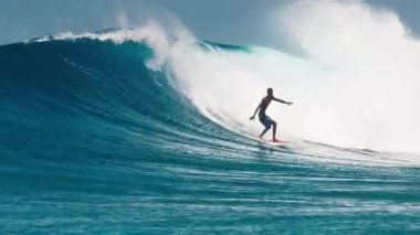 HURAA ADASI, MALDIVES - 20 Temmuz 2024 Maldivler: Maldivler 'in kuzey atollerinde ünlü Sultanların sörf noktasında okyanus dalgasına biner