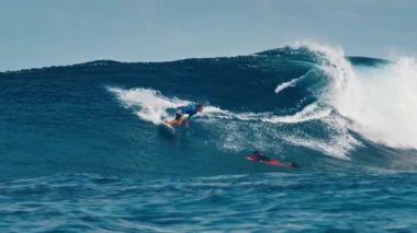 HURAA ADASI, MALDIVES - 20 Temmuz 2024: Deneyimli sörfçü Maldivler 'in kuzey atollerinde ünlü Sultanların sörf noktasında okyanus dalgasına biniyor