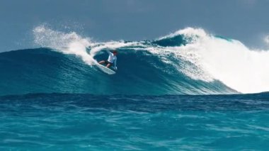 HURAA ADASI, MALDIVES - 20 Temmuz 2024: Deneyimli sörfçü Maldivler 'in kuzey atollerinde ünlü Sultanların sörf noktasında okyanus dalgasına biniyor