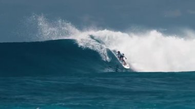 HURAA ADASI, MALDIVES - 20 Temmuz 2024: Deneyimli sörfçü Maldivler 'in kuzey atollerinde ünlü Sultanların sörf noktasında okyanus dalgasına biniyor