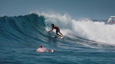 HURAA ADASI, MALDIVES - 20 Temmuz 2024 Maldivler 'de sörf yapan Maldivler