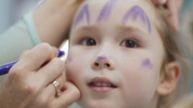 Yüz boyama. Parti ve doğum günü kutlamalarında kızın yüzüne resim çizerler.