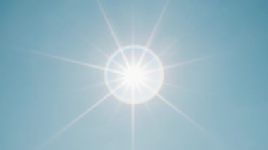 Yaz güneşi mavi gökyüzünde parlıyor