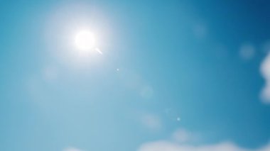 Yaz güneşi mavi gökyüzünde parlıyor