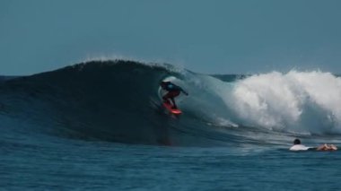 HURAA ADASI, MALDIVES - 20 HAZİRAN 2024: Yetişkin erkek sörfçü fıçıya girdi ve çıkışta kutlama yaptı. Maldivlerde sörf