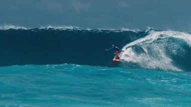 HURAA ADASI, MALDIVES - 20 Temmuz 2024: Deneyimli sörfçü Maldivler 'in kuzey atollerinde ünlü Sultanların sörf noktasında okyanus dalgasına biniyor