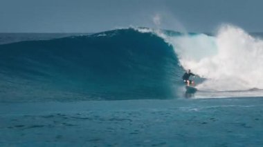 HURAA ADASI, MALDIVES - 20 Temmuz 2024: Deneyimli sörfçü Maldivler 'in kuzey atollerinde ünlü Sultanların sörf noktasında okyanus dalgasına biniyor
