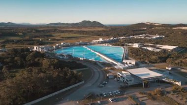 Sörf havuzu. Vadide yapay dalgaların oluşturduğu havuz manzarası.