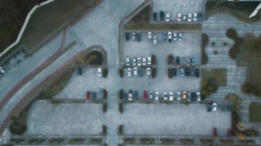 Bir sürü boş alanı olan havadan otopark görüntüsü