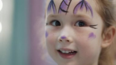 Yüz boyama. Parti ve doğum günü kutlamalarında kızın yüzüne resim çizerler.