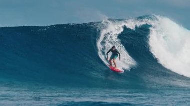 HURAA ADASI, MALDIVES - 20 Temmuz 2024: Deneyimli sörfçü Maldivler 'in kuzey atollerinde ünlü Sultanların sörf noktasında okyanus dalgasına biniyor