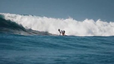 HURAA ADASI, MALDIVES - 20 Temmuz 2024: Sörfçü Maldivler 'de sörf yapıyor
