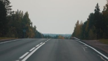 Boş asfalt sonbahar yolu. Kamera yol boyunca ilerler