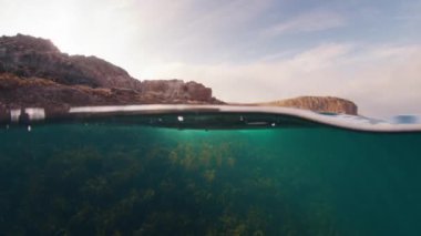 Barents Denizi 'nin ve kayalık sahil şeridinin bölünmüş sualtı görüntüsü