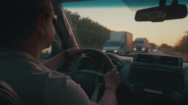 Delikanlı kamyon dolu otoyolda ağır trafikte direksiyon sallıyor.