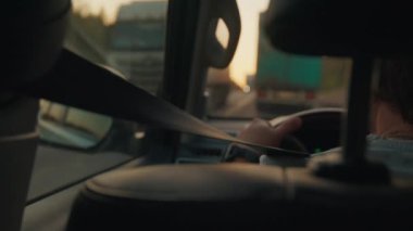 Delikanlı kamyon dolu otoyolda ağır trafikte direksiyon sallıyor.