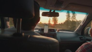 Delikanlı kamyon dolu otoyolda ağır trafikte direksiyon sallıyor.