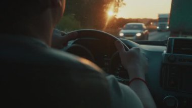 Delikanlı kamyon dolu otoyolda ağır trafikte direksiyon sallıyor.