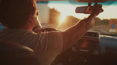 Delikanlı kamyon dolu otoyolda ağır trafikte direksiyon sallıyor.