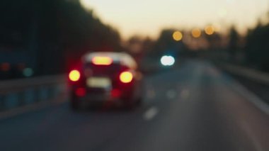 Aynadaki erkek sürücünün yansımasıyla bulanık yol manzarası