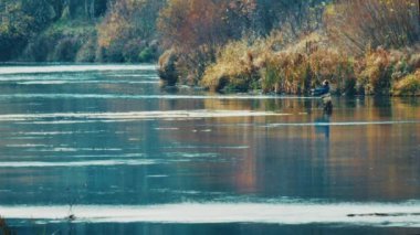 Sonbahar sineği avı. Amatör balıkçı sineği yavaş çekimde fırlatıyor.