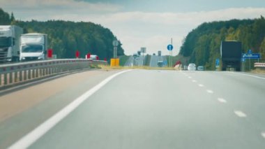 Güneşli bir günde kamyonları ve arabaları olan otoyol