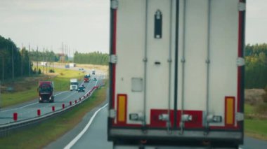 Güneşli bir günde kamyonları ve arabaları olan otoyol