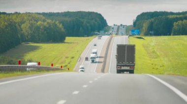 Güneşli bir günde kamyonları ve arabaları olan otoyol