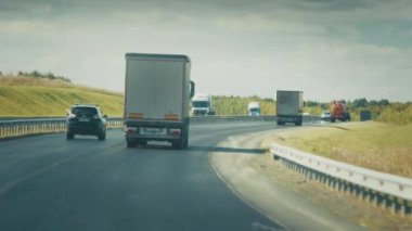 Güneşli bir günde kamyonları ve arabaları olan otoyol