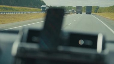 Otobanda direksiyon sallayan kişi. Sürücünün otobanda araba sürüşünün iç görüntüsü.