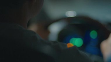 Gece yolculuğu. Aydınlatılmış boş otoyolda geceleyin direksiyon sallayan kişi. Sürücünün otobanda araba sürüşünün iç görüntüsü.