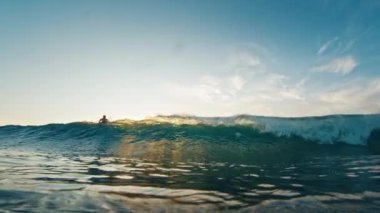 Maldivler 'de kıyıda kırılan okyanus dalgalarının sualtı görüntüsü.