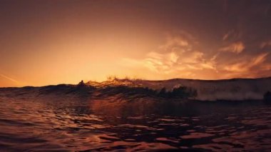 Maldivler 'de kıyıda kırılan okyanus dalgalarının sualtı görüntüsü.