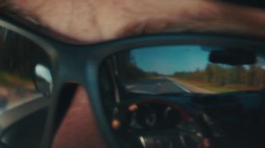 Yol sürücü gözlüklerine yansıyor