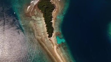 Maldivler 'deki tropik adanın havadan görünüşü