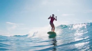 Kırmızı elbiseli seksi zayıf kadın Maldivler 'de sörf yapıyor.