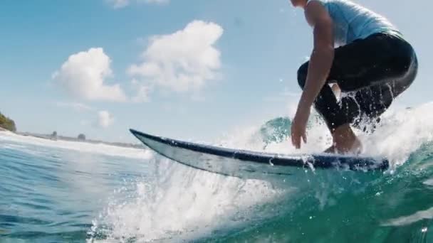 Adolescente Chico Surfista Monta Ola Hace Giro Brusco Con Spray — Vídeo de stock
